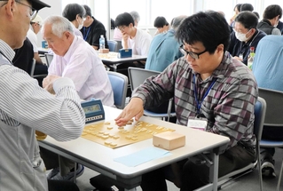 少年から高齢者までが熱戦を展開した予選会＝神戸新聞本社