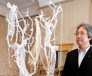 模造真珠を使った写真映えするオブジェが展示されている＝風見鶏の館