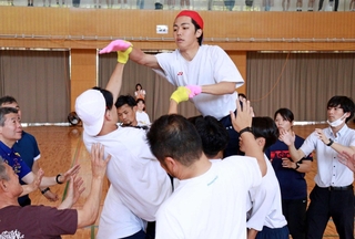 騎馬戦で激しく帽子を取り合う生徒ら＝北神戸田園スポーツ公園