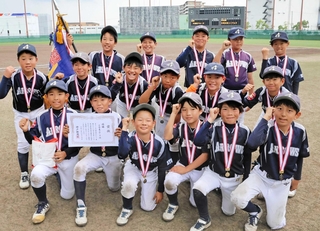 神戸地区Ｂブロック予選大会で優勝した小部東アローズの選手ら＝Ｇ７スタジアム神戸