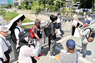 魚崎町防災福祉コミュニティの案内で地域を巡る参加者＝東灘区魚崎西町１