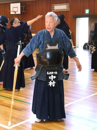 子どもたちを指導する中村九十九さん＝花山小学校