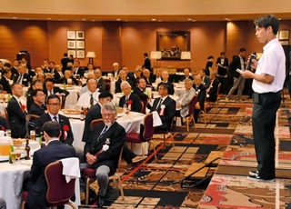 創部１００年を祝う式典でＯＢらを前にあいさつする後藤聡志主将（右端）＝神戸ポートピアホテル