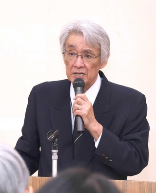 母から伝え聞いた被爆体験を、情感を込めて語る徳元啓男さん＝東灘区文化センター
