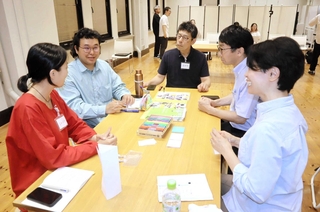「ＢＥ　ＫＯＢＥ」について意見を交わす参加者＝神戸市中央区小野浜町、デザイン・クリエイティブセンター神戸