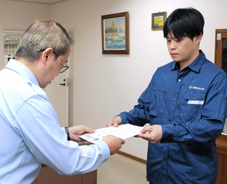 姫嶋康文署長（左）から感謝状を手渡される高井博康さん＝中央消防署
