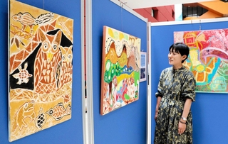 台湾の女性が描いた色鮮やかな絵画＝神戸学院大学ポートアイランドキャンパス