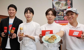 「たこ焼きまん」を考案した山内海斗さん（左から２人目）と、老祥記、オリバーソースの役員ら＝神戸市中央区港島南町３