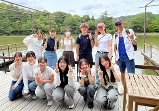 再度公園の魅力アップと利用者増に取り組む神戸親和大生と永瀬良輔さん（２列目右端）＝神戸市北区山田町下谷上
