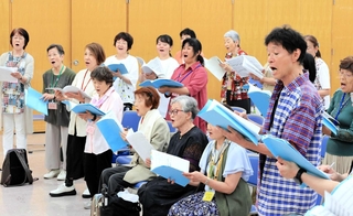 定期演奏会に向けて練習する神戸土曜会合唱団のメンバーら＝灘区文化センター