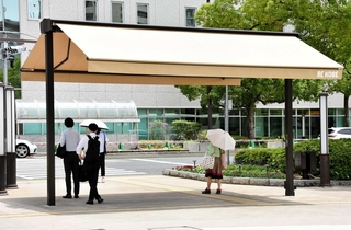 屋根が開いたスマートシェード＝神戸市中央区加納町６