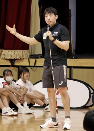 自らの経験を踏まえて生徒に思いを伝える有安諒平さん＝太田中学校