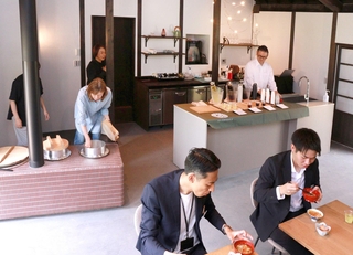 古民家の土間を改装したカフェスペース＝神戸市西区伊川谷町前開