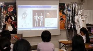 タカラベルモント社員による授業では、コシノジュンコが書いた衣装のデザイン画などが紹介された＝神戸市長田区東尻池町２、神戸女子洋裁専門学校