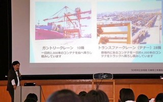 港湾業界の仕事内容ややりがい、コンテナを積み下ろすクレーンを紹介する商船港運の荻野貢平さん＝東灘区深江浜町、県立東灘高校