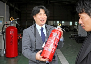 神戸市消防局職員としての経験を生かし、行政書士として活動する吉村量太さん＝加古川市平岡町土山