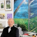 自然との共生を訴えた大型作品など１３０点を展示したギャラリーについて語る三原泰治さん＝神戸市垂水区塩屋台