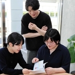 ガイドマップを見ながら製作の思い出を振り返る（左から）岩本乃里花さん、下坂楓汰さん、西村七瑞さん＝神戸芸術工科大学