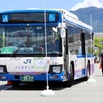 競技会の「スラローム」。ポールを避けながら狭い走路を前進する＝中央区港島１
