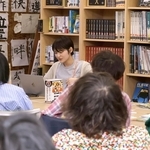 イベントの参加者に、看板に魅せられた経緯を説明するタキザワハルナさん（左奥）＝神戸市中央区元町通４