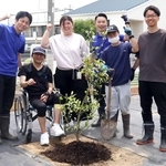 畑の一つを住民と交流する「観光農園」とし、記念のオリーブを植えた大橋賢一さん（右端）、久下剛人さん（左端）ら＝神戸市西区玉津町高津橋