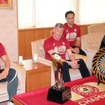 優勝を報告したヴィッセル神戸のミヒャエル・スキッベ監督（中央）、山川哲史選手（左）ら＝８日午前、神戸市役所