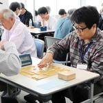 少年から高齢者までが熱戦を展開した予選会＝神戸新聞本社