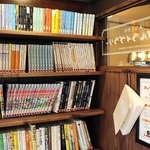 小説やマンガなど約２５０冊が並ぶミニ図書館＝喫茶アップルハウス
