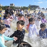 昨年の海開き。幼稚園児らが水を掛け合って楽しんだ＝須磨海水浴場