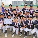 神戸地区Ｂブロック予選大会で優勝した小部東アローズの選手ら＝Ｇ７スタジアム神戸