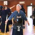 子どもたちを指導する中村九十九さん＝花山小学校