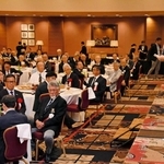 創部１００年を祝う式典でＯＢらを前にあいさつする後藤聡志主将（右端）＝神戸ポートピアホテル