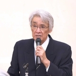 母から伝え聞いた被爆体験を、情感を込めて語る徳元啓男さん＝東灘区文化センター