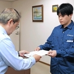 姫嶋康文署長（左）から感謝状を手渡される高井博康さん＝中央消防署