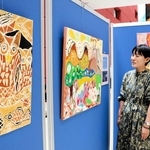 台湾の女性が描いた色鮮やかな絵画＝神戸学院大学ポートアイランドキャンパス