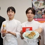 「たこ焼きまん」を考案した山内海斗さん（左から２人目）と、老祥記、オリバーソースの役員ら＝神戸市中央区港島南町３