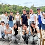 再度公園の魅力アップと利用者増に取り組む神戸親和大生と永瀬良輔さん（２列目右端）＝神戸市北区山田町下谷上