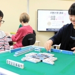 マージャンを楽しむ子どもたち。コベカツの新しい種目として事前登録された＝ニューロン麻雀スクール神戸校