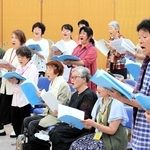 定期演奏会に向けて練習する神戸土曜会合唱団のメンバーら＝灘区文化センター