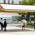屋根が開いたスマートシェード＝神戸市中央区加納町６