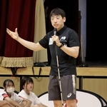 自らの経験を踏まえて生徒に思いを伝える有安諒平さん＝太田中学校