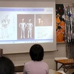 タカラベルモント社員による授業では、コシノジュンコが書いた衣装のデザイン画などが紹介された＝神戸市長田区東尻池町２、神戸女子洋裁専門学校