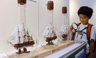 愛好会のメンバーが制作した作品が並ぶ会場＝神戸海洋博物館