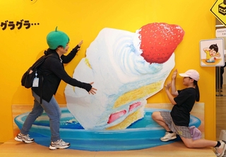 誕生日ケーキが倒れそうなピンチに立ち向かう親子＝神戸阪急