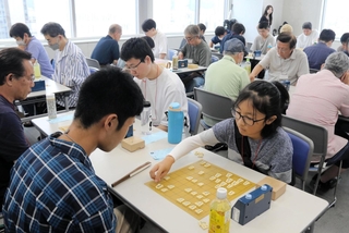 真剣な表情で対局に臨む参加者＝神戸新聞本社