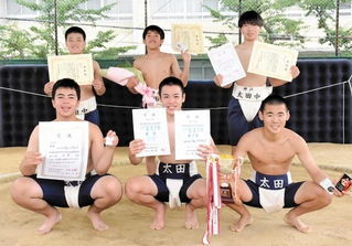 団体戦と個人戦を制した太田中のメンバー＝夢野中学校