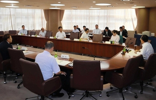 ９月から本格実施される「コベカツ」について議論を交わす委員ら＝神戸市総合教育センター