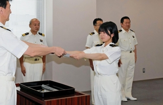 運用者資格認定証を受け取る安永あやめさん（右）＝大阪湾海上交通センター