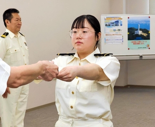 運用者資格認定証を受け取る石坂巴菜さん＝大阪湾海上交通センター