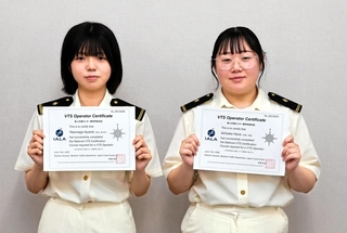 運用者資格認定証を受け取った石坂巴菜さん（右）と安永あやめさん＝大阪湾海上交通センター